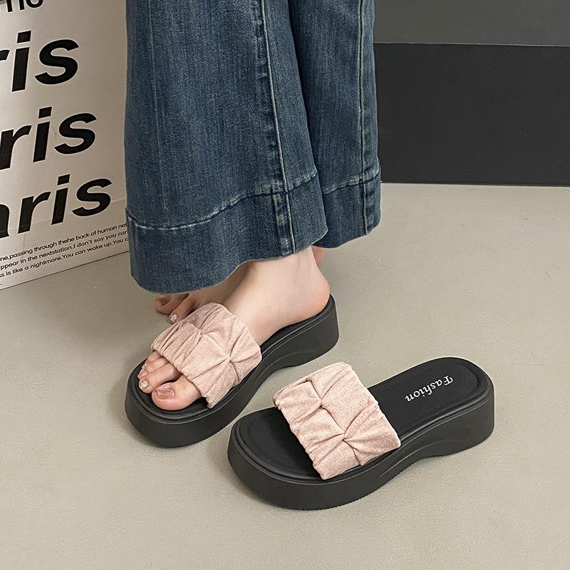 Thick-bottomed muffin sandals Internet celebrity beach fashion 2025 one-word drag super fire pleated slippers women's summer wear new models
