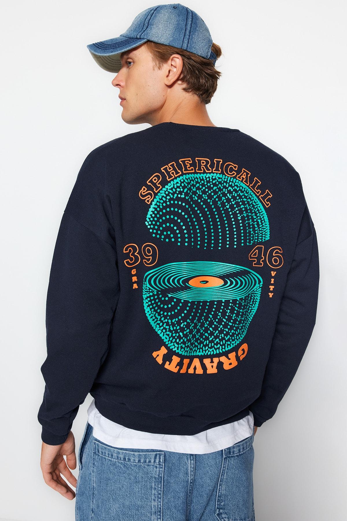 

Темно-синий мужской свитшот оверсайз с круглым вырезом и длинными рукавами с принтом TMNAW22SW0965..