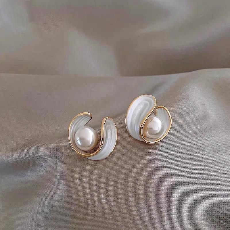 2025 New High-End Retro Pearl Ear Clips: No-Piercing Stud Earrings for Women - French Niche Style