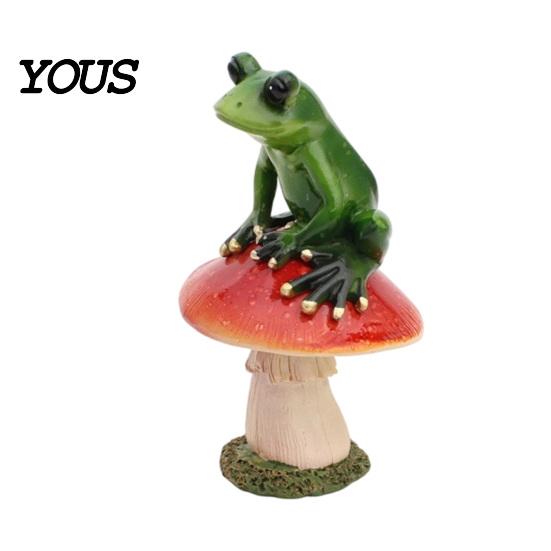 Funny Office Desk Accessories Drunk Frog on The Toilet Decor, Sculpture Tabletop Realistic Statue Cute Resin Desktop Ornament for Home Bathroom