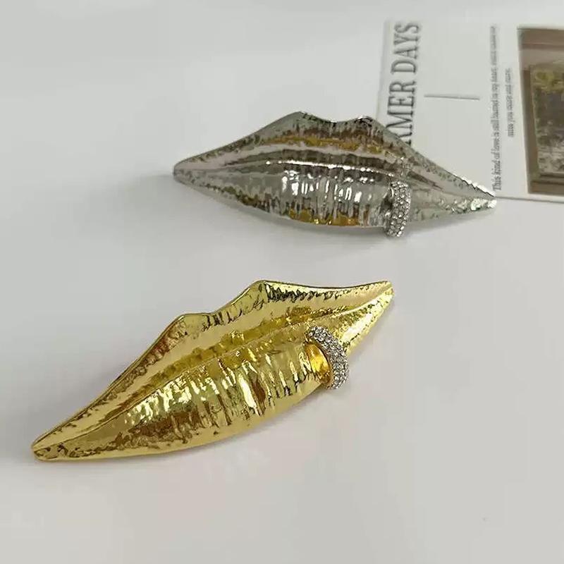 Fashion Jewelry Lip Shaped Brooch For Women Party Gifts Exaggerative Accessories