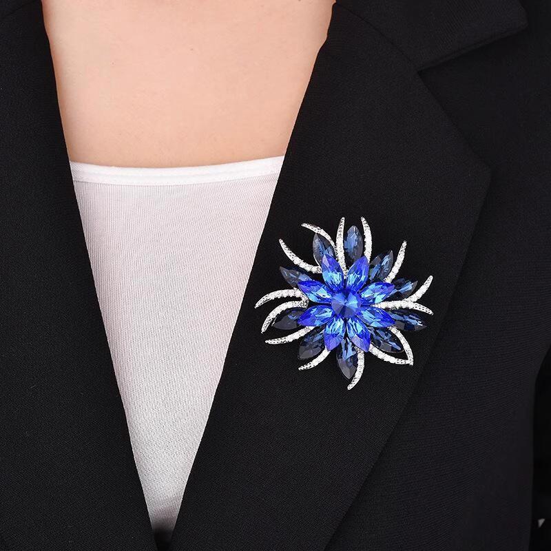 Elegancka broszka w kształcie kwiatu, Wysokiej klasy kobiecy urok, Broszka ze sztucznego kryształu, Lekki luksusowy zmysł designu, Niszowa broszka
