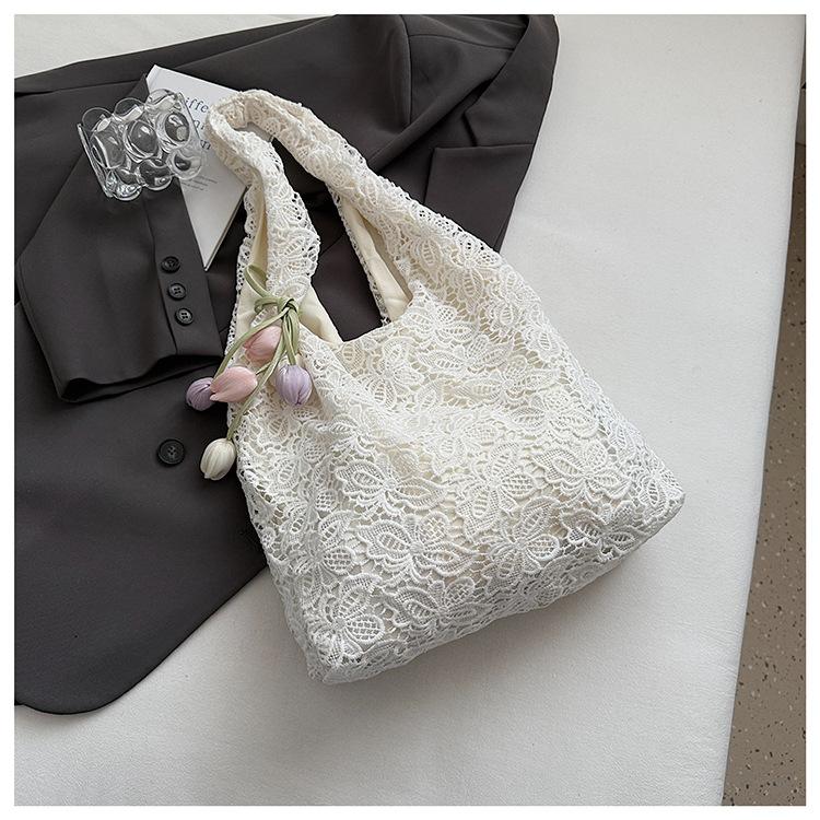 Simple and fashionable shoulder bag flower lace summer gentle fairy beauty large capacity lazy wind hollow commuter tote bag
