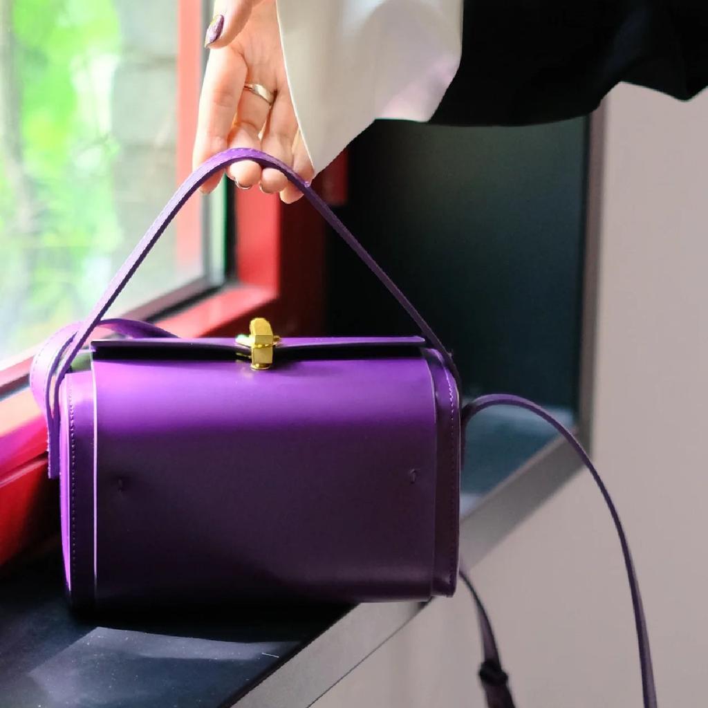 Sac boîte Boston violet framboise nouvelle mode portable petit carré design de niche cuir épaule bandoulière