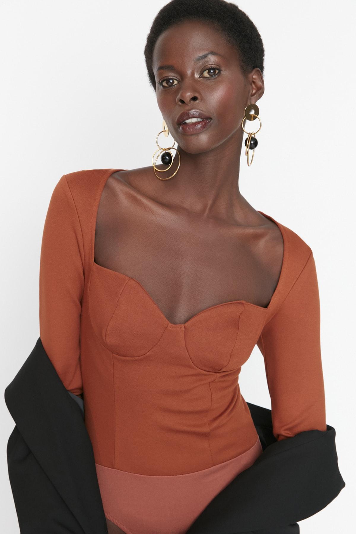 

Боди - Коричневый - Классический крой