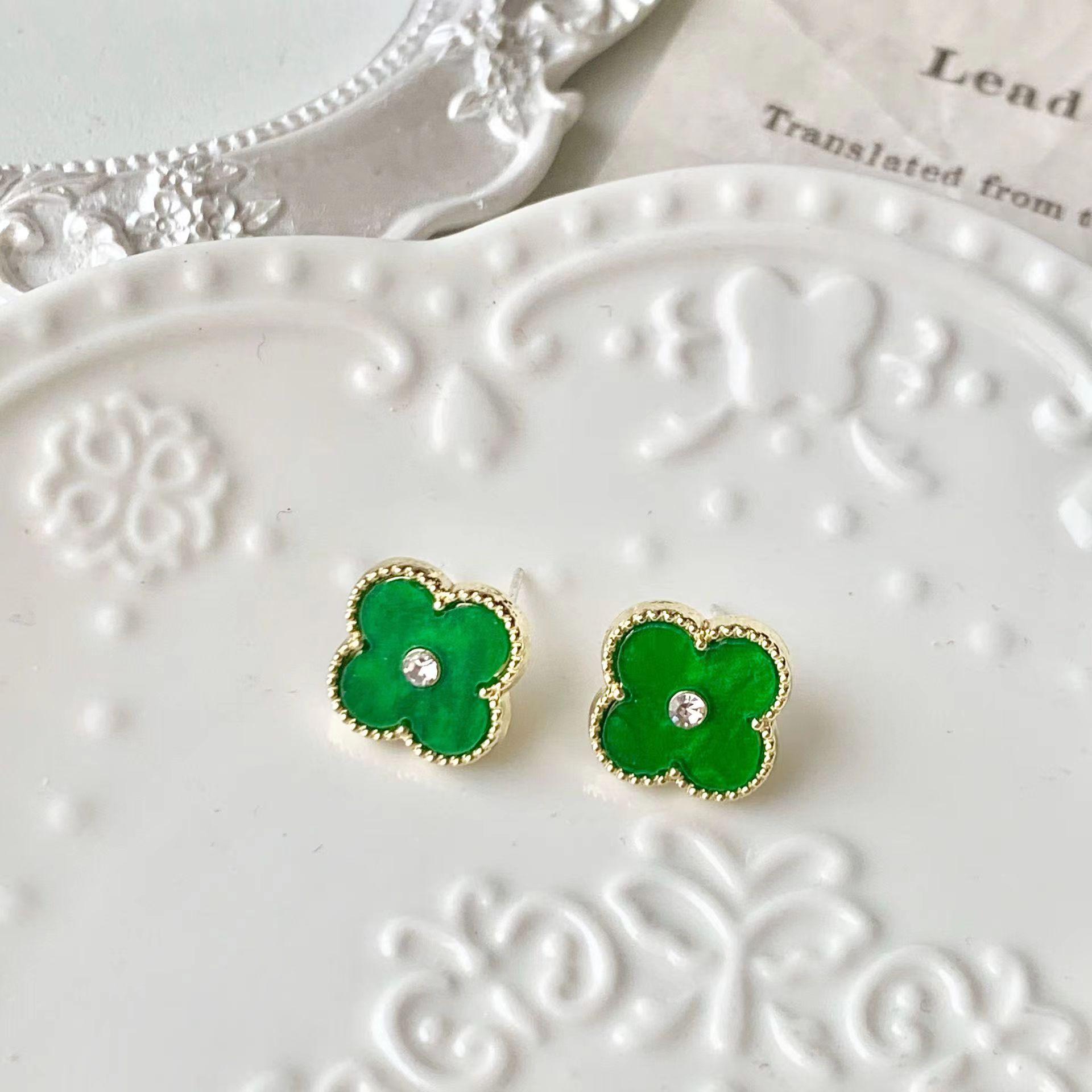 

Модные серьги с четырьмя листами клевера и дрелью, красные, маленькие, простые, нежные, темпераментные, с цветком из перламутра, женские серьги зелёный