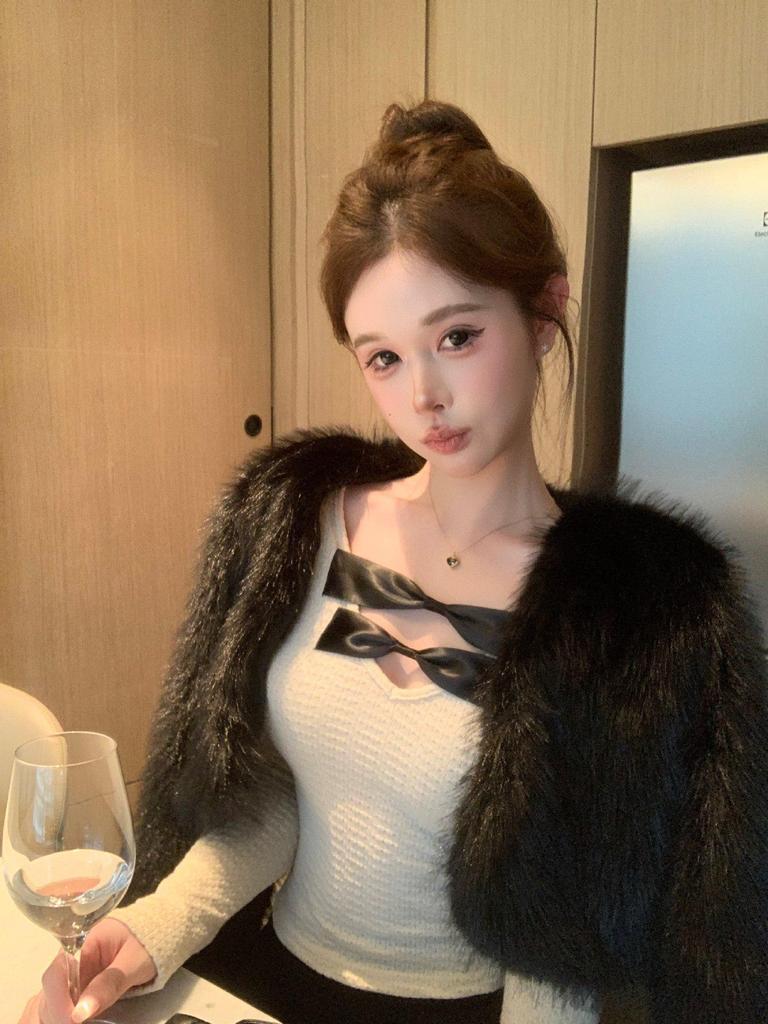 Women's Slim-Fit Off-White V-Neck Long-Sleeve Bow Top: Winter Waist-Cinched Base Layer
