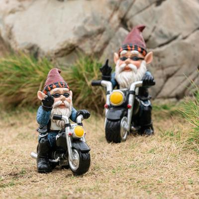 Estátua Engraçada de Gnomo Motociclista com Dedo Médio Anão Travesso Montando Motocicleta Escultura Decoração de Jardim Casa Gramado Artesanato de Resina
