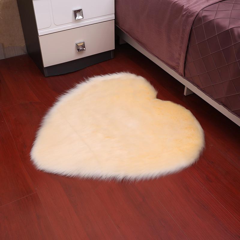 1pcs Mini Love Heart Rugs Artificial Wool Sheepskin Hairy Carpet Gorgeous Home Bedroom Decoration Carpets Soft Non-slip Mat