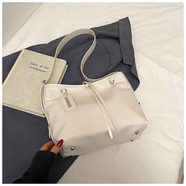

Underarm retro trendy tote bag women s 2025 spring and summer new fashionable large-capacity commuting single shoulder oblique span bag