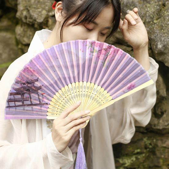 Vintage bambusowy składany wentylator ręczny imitacja jedwabiu kwiatowy Print ręczny wentylator w stylu chińskim z frędzlami wisiorek dla kobiet dziewczynki potańcówka prezent ślubny