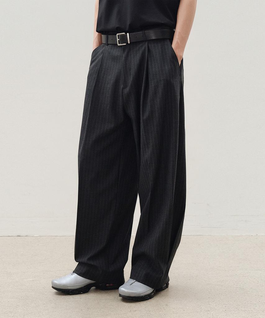 LEIRE Striped Curved Pintuck Slacks [Charcoal]