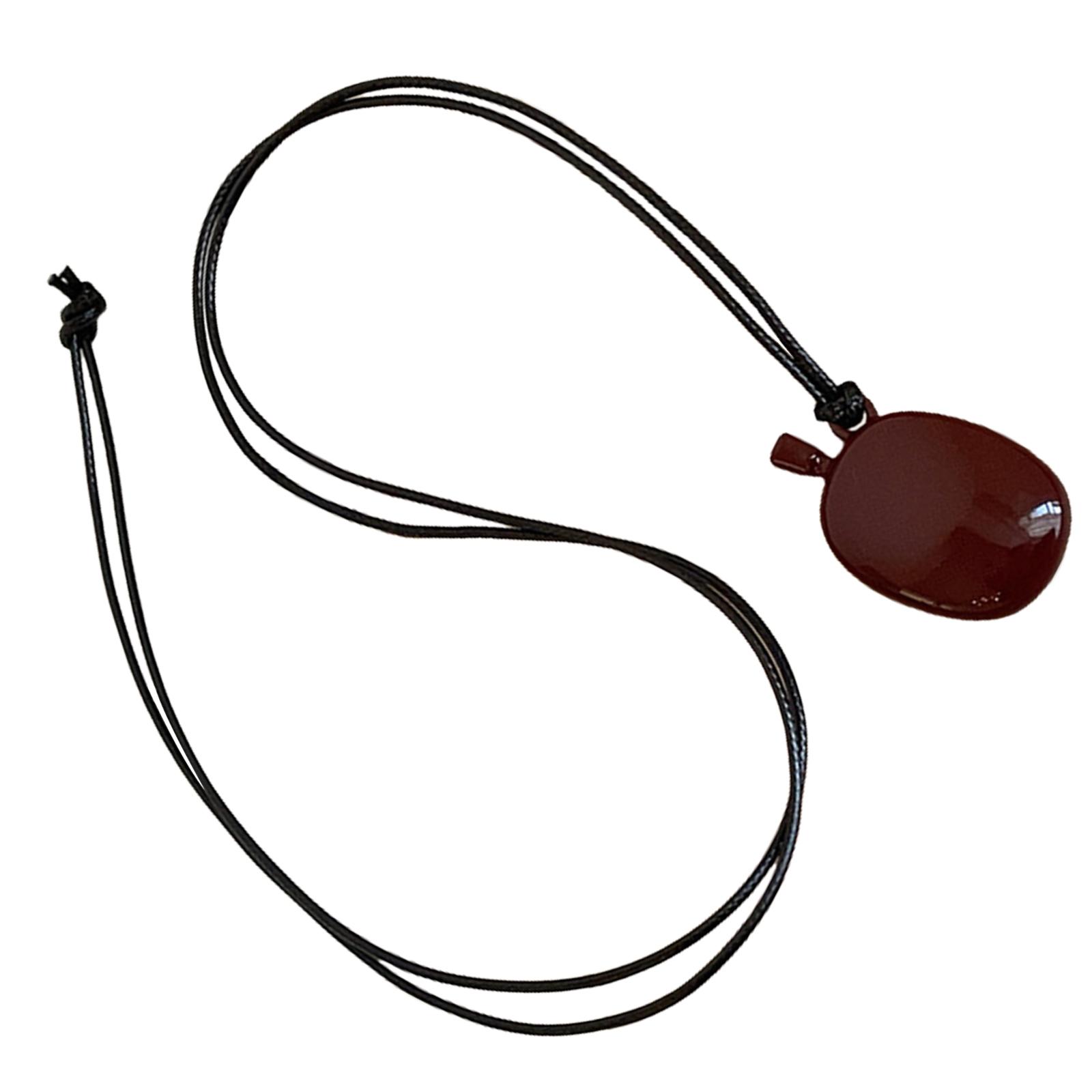 

Элегантный кулон-ожерелье с пряжкой из авантюрина и регулируемым ремешком из мягкой кожи. Универсальные дизайны унисекс. A красный