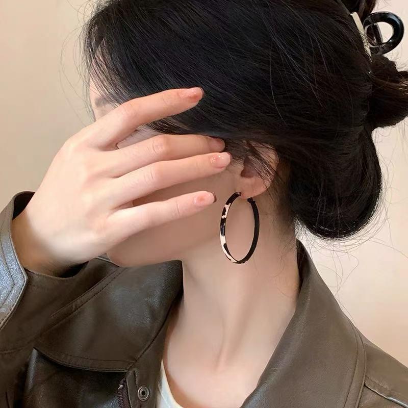 Kolczyki koła ze skóry z geometrycznym nadrukiem w panterkę na srebrnej igle