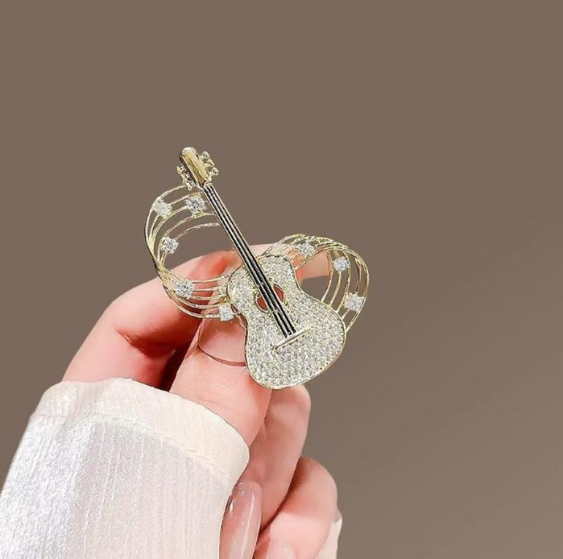 Fashion Violin Brooch for Men Women Chic Rhinestone Musical Instrument Shaped Brooches Pins Jewelry Accessories Party Gifts