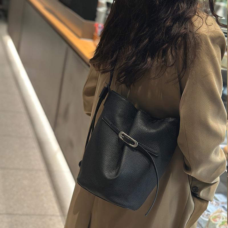Ladies Cow Leather Shoulder Underarm Bag Women Luxury Designer Cowhide Handbags Female Retro Large Capacity Commute Bucket Bags