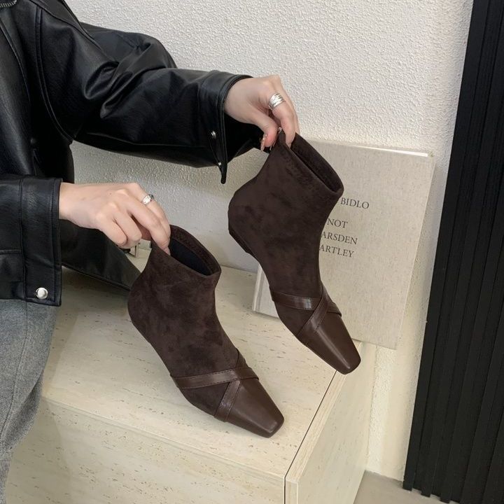 In the autumn and winter of 2025, the new retro small short boots for women, Korean spice girls show thinness, foreign style, square head, thin boo