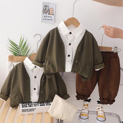 Jungen-Outfit für Herbst 2023: Strickjacke, Jacke und Freizeithose für 0-5-Jährige