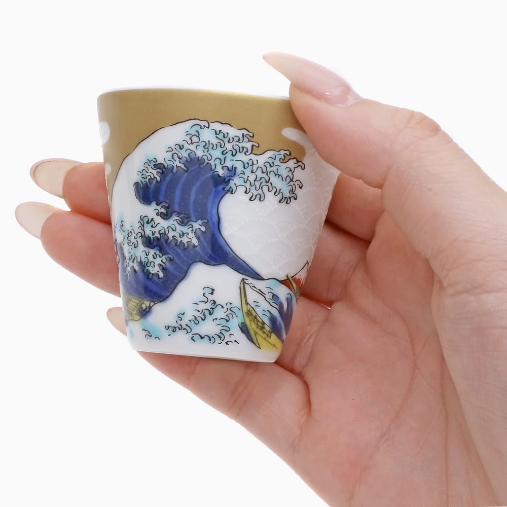 Kutani a traditional craft of the Hokuriku This sake cup features a wave design by and can also be used as a sake bottle or accessory a stylish and
