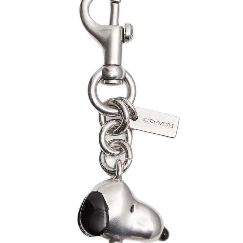 Nový COACH PEANUTS Snoopy, Kolaborace Kovový Přívěsek na Klíče Přívěsek na Kabelku Kabelkový Merch Dámský Stříbrný CBH28-LHSLV