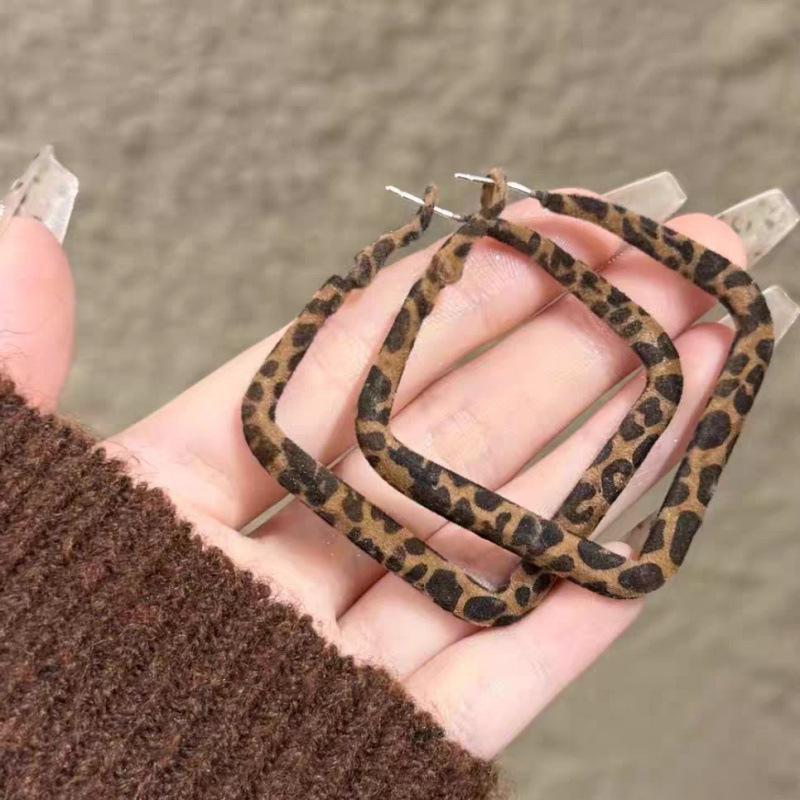

Retro Hong Kong style leopard print geometric square earrings women s 111 silver needle temperament high-end earrings light luxury fashion earrings 925 silver needle