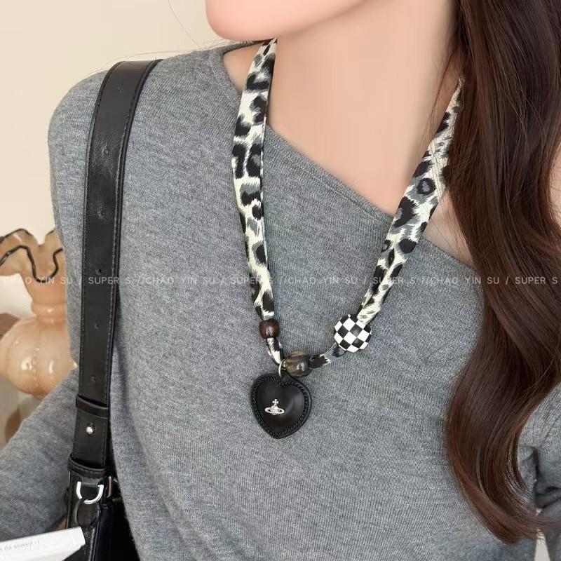 Meillard Damen Leopardenmuster Seidenschal Halskette mit Stoffblume und einzigartigem Kordelzug-Design