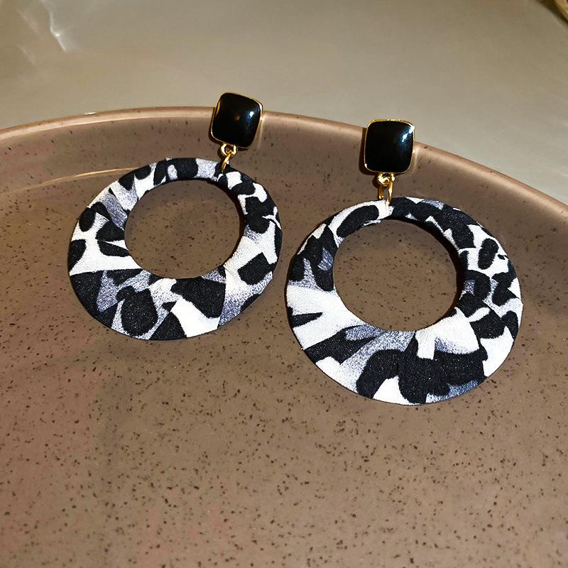 Retro Coffee Leopard Print Silver Needle Stud Earrings - Stylish High-End Design