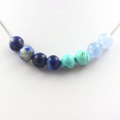 Stenen en mineralen. Ketting met blauwe gestreepte Agate kralen + Lapis Lazuli uit Pakistan + Roestvrijstalen ketting.