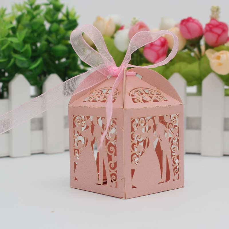 30 50 STÜCKE/llot Laser Cut Braut Bräutigam Hochzeit Süßigkeiten Pralinenschachtel Gäste Geschenkboxen Papierverpackung Babyparty Schokoladenkeksschachtel