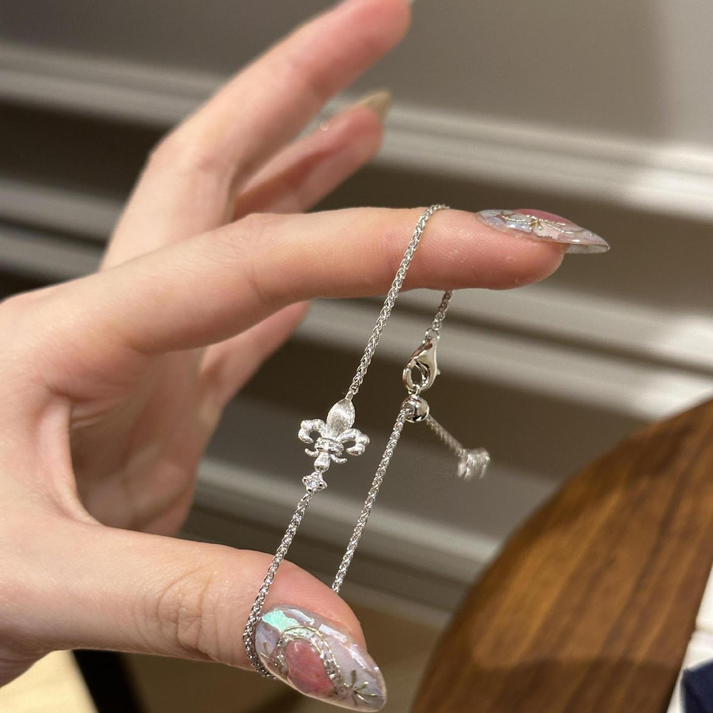 

Браслет Anenjery Zircon Geometric Matte Iris Flower для женщин, уникальный, изысканный, легкий, роскошный, модный, универсальный браслет, ювелирный подарок чёрный