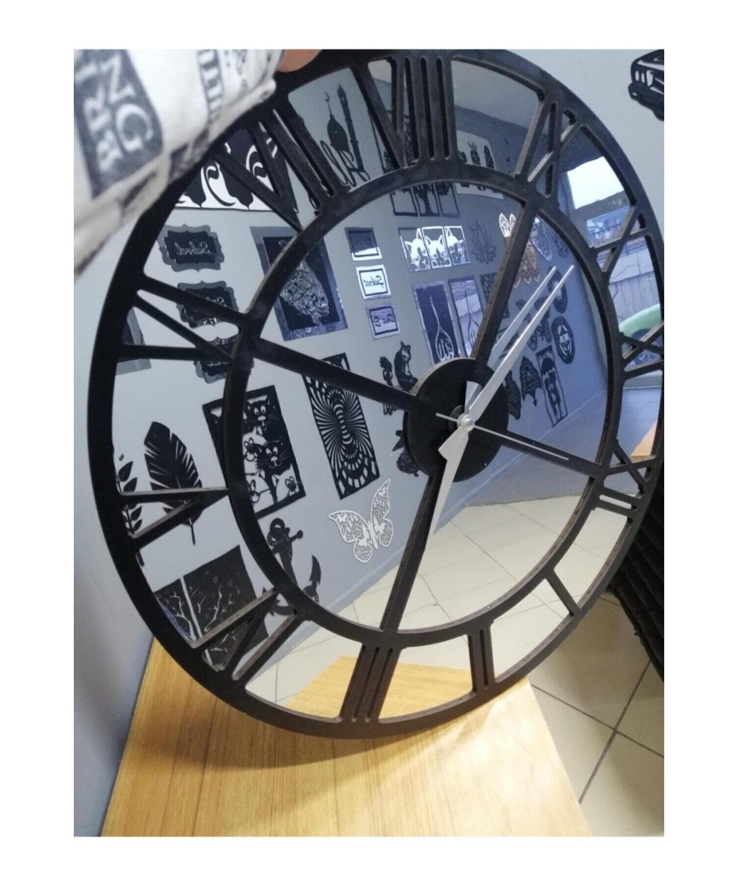 

Настенные часы из плексигласа с зеркальным отражением серебра и черного дерева из МДФ