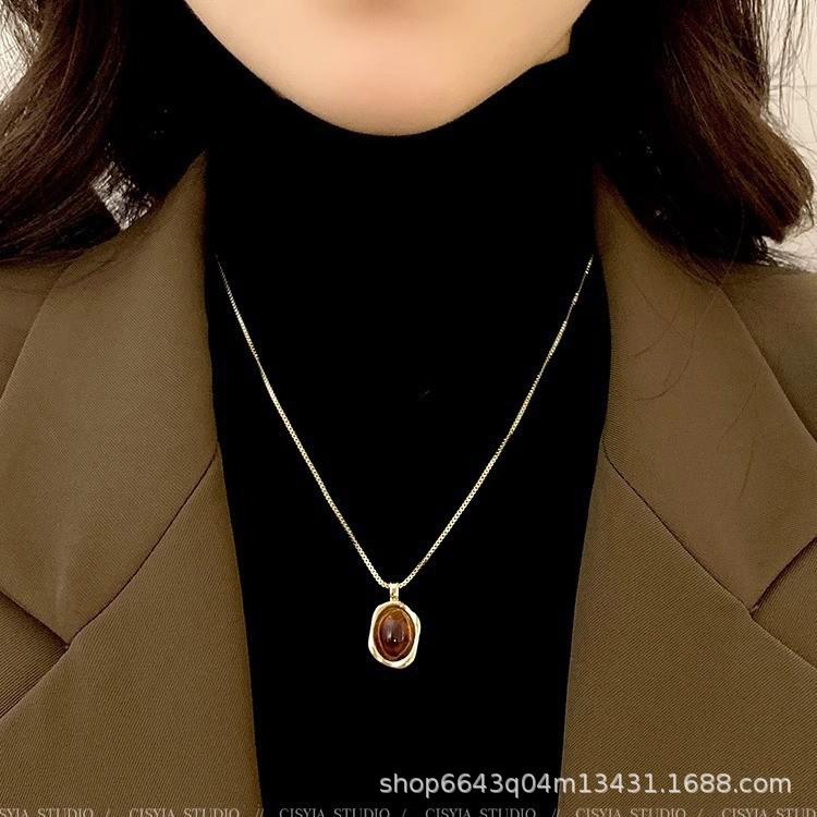 Amber Stacked Wearing Gold Sweater Necklace Girls 2024 Autumn and Winter New Light Luxury High-end Niche Sweater Chain