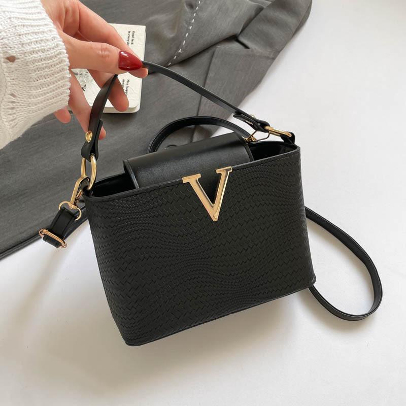 Light Luxury Fashion 2025 Autumn New Shoulder Retro Personalized Messenger Trend Women's Bag Handbag Small Bag