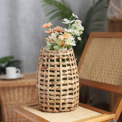 Coș de perete din paie, realizat artistic, pentru aranjamente florale elegante