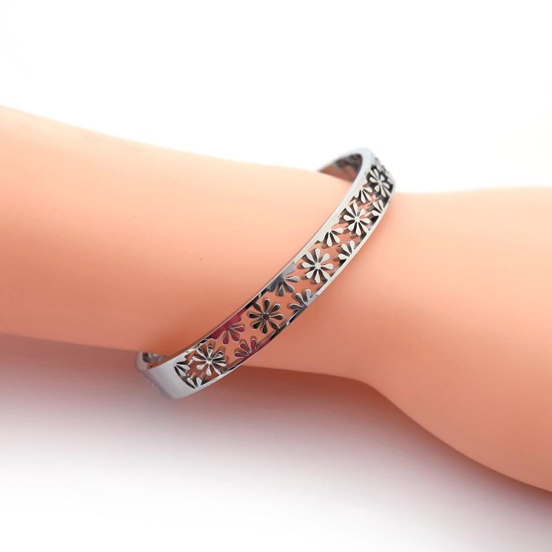 

Stainless Steel Snowflake Bangle: Christmas and New Year Open Bracelet in Silver or Gold Plated Titanium Steel. срібний