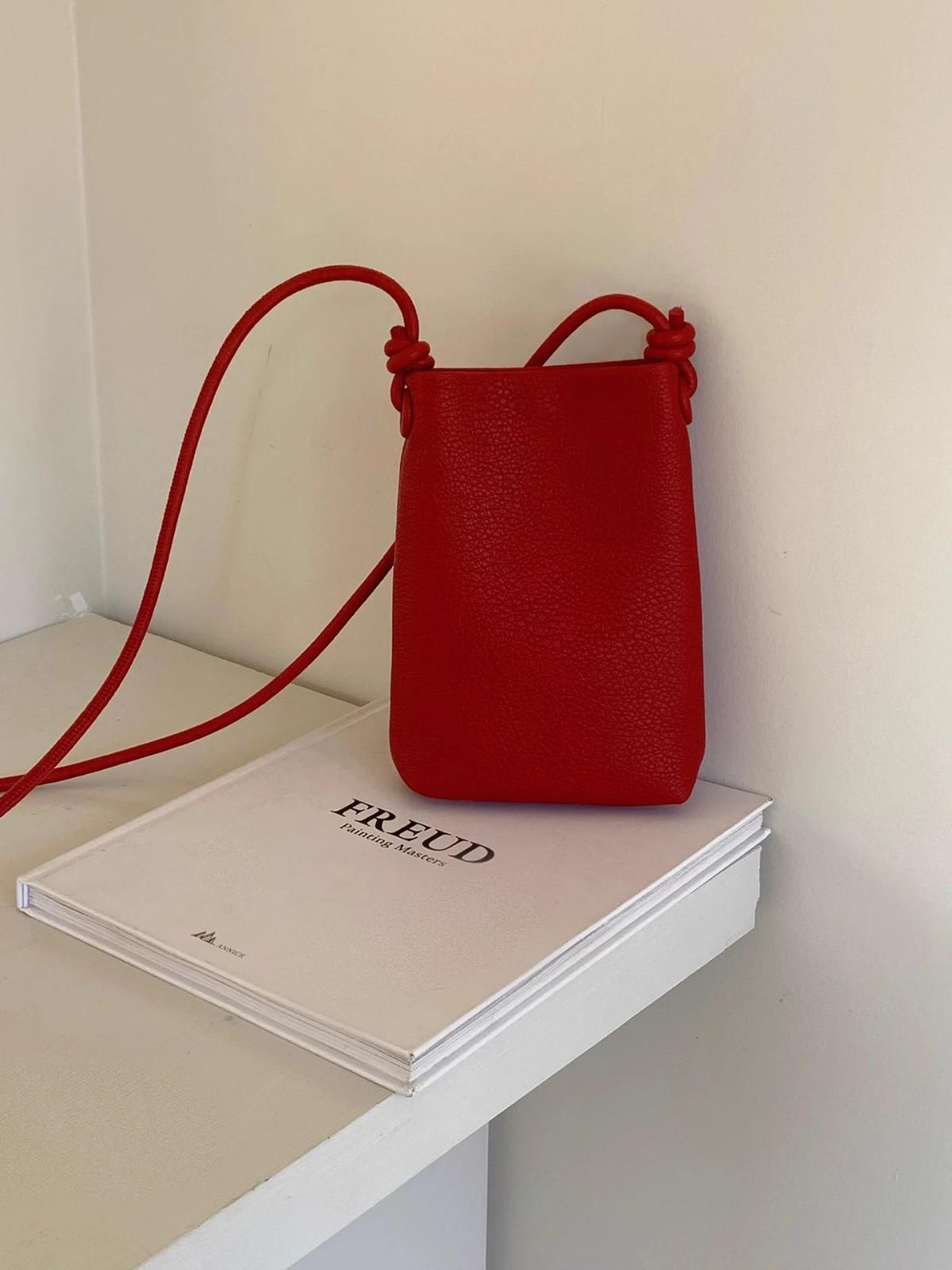 

Mobile phone bag, messenger bag, new woven pendant, vertical mini bag, high-end niche single shoulder messenger. красный