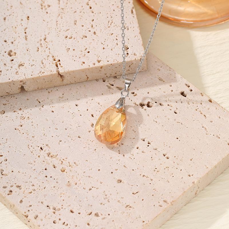 

Simple Luxury Dazzling Colors Geometric Teardrop-shaped Artificial Crystal Pendant Necklace for Women Stainless Steel Zircon шампанського