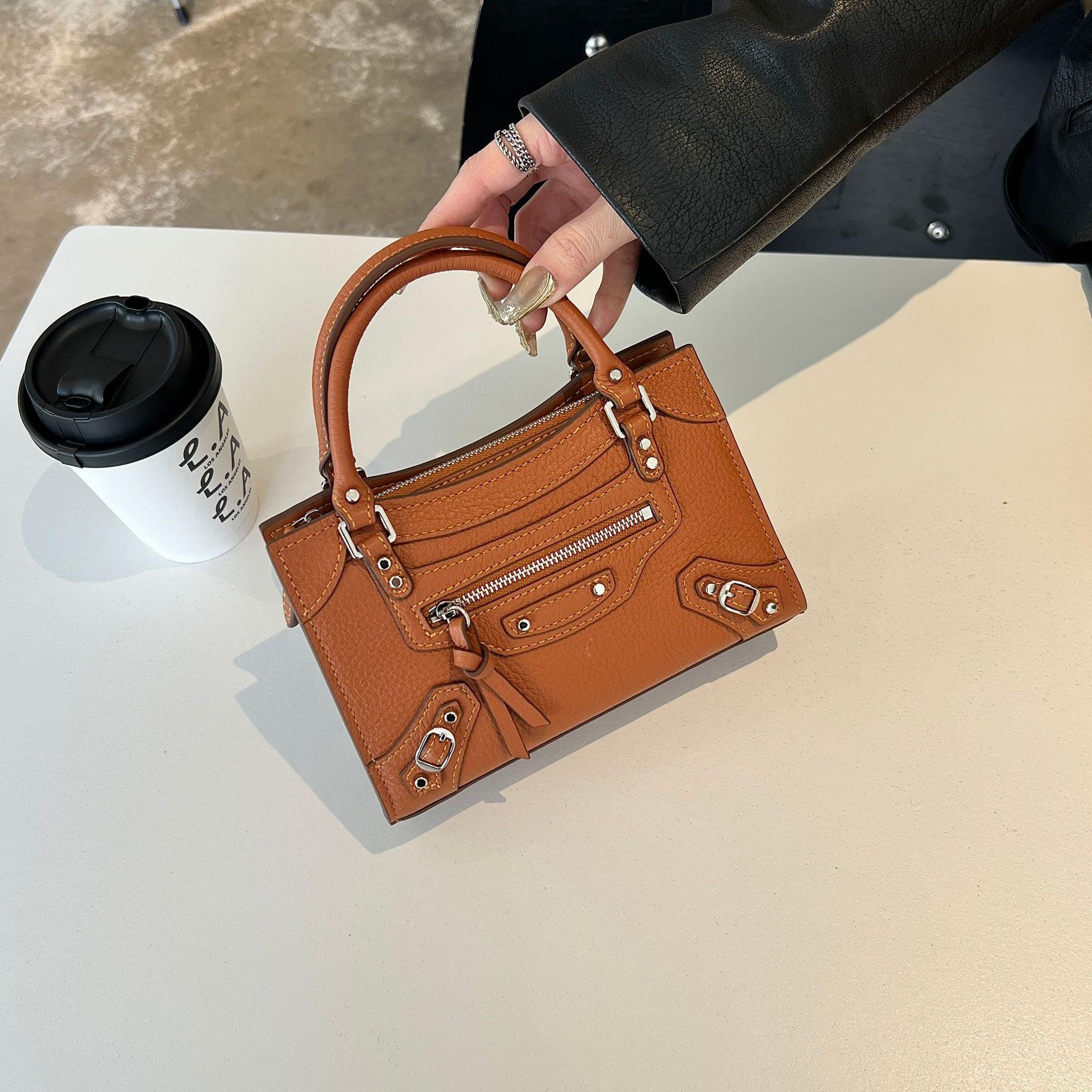 

Paris Rivet Locomotive Bag Abg Spice Girl Bag Premium Sense Shoulder Crossbody Handbag Mini Mobile Phone Bag Female золотисто-коричневый