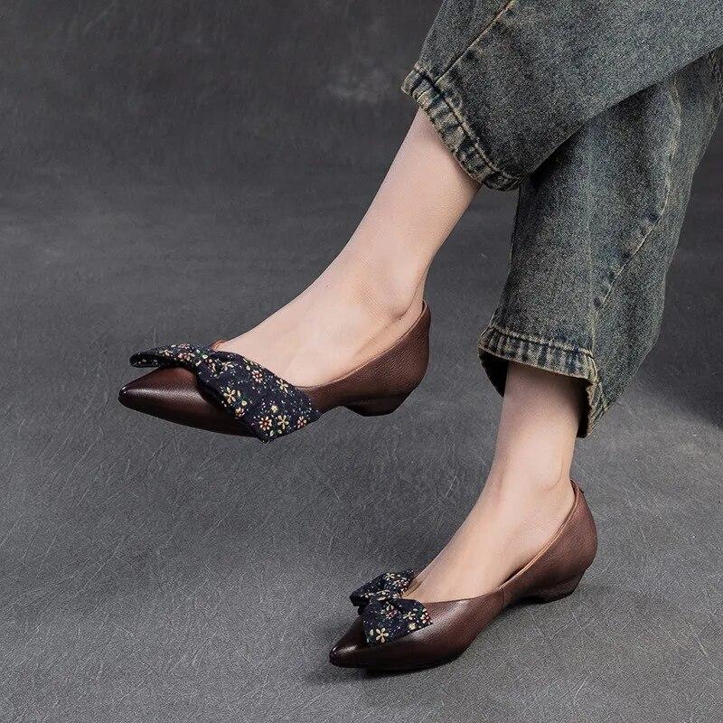Johnature Vielseitige Pumps aus echtem Leder, modische spitze Zehenpartie, Slip-on, niedrige Absätze, Schleife, Damenschuhe