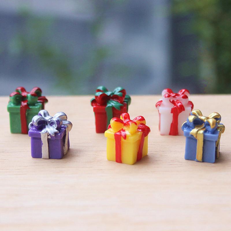 Mini Resin Christmas Gift Box Display Ornaments for Dollhouses and Birthdays