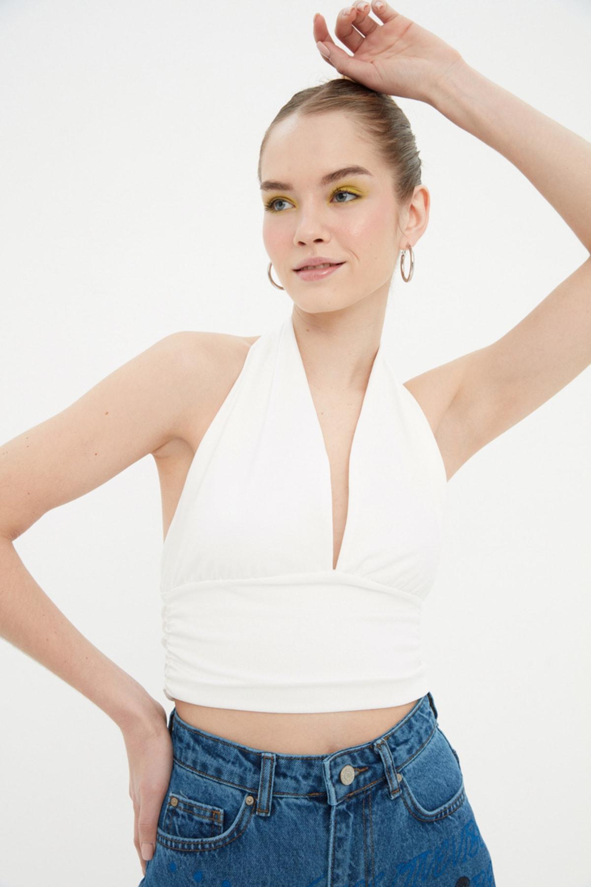 

Вязаная блузка цвета экрю с бретелькой..