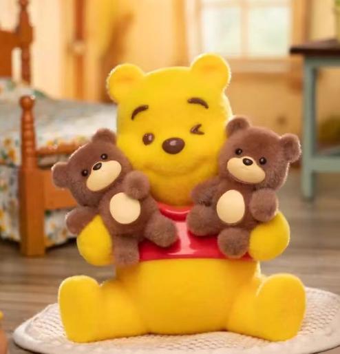 Heiß Original Winnie Puuh Fröhliche Zeit Serie Beflockung Blind Box Schreibtischverzierung Niedlich Und Charmant Winnie Überraschungsbox Geburtsdatum Geschenk
