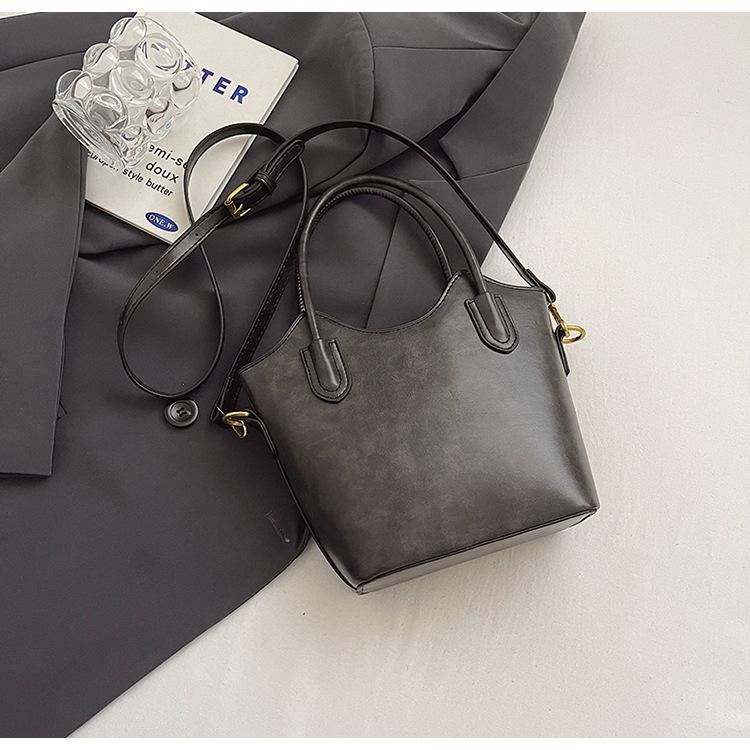 

Ретро популярная сумка-ведро маленькая женская 2025 новая нишевый дизайн сумка-мессенджер модная повседневная портативная сумка на плечо чёрный