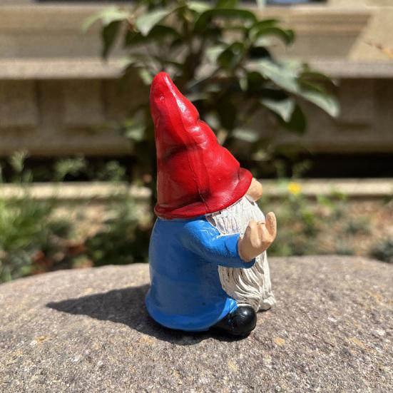 Middle Finger Gnome Statue, Naughty Resin Garden Ornament, Waterproof Sun-Resistant Resin Statue, for Indoor And Outdoor Use