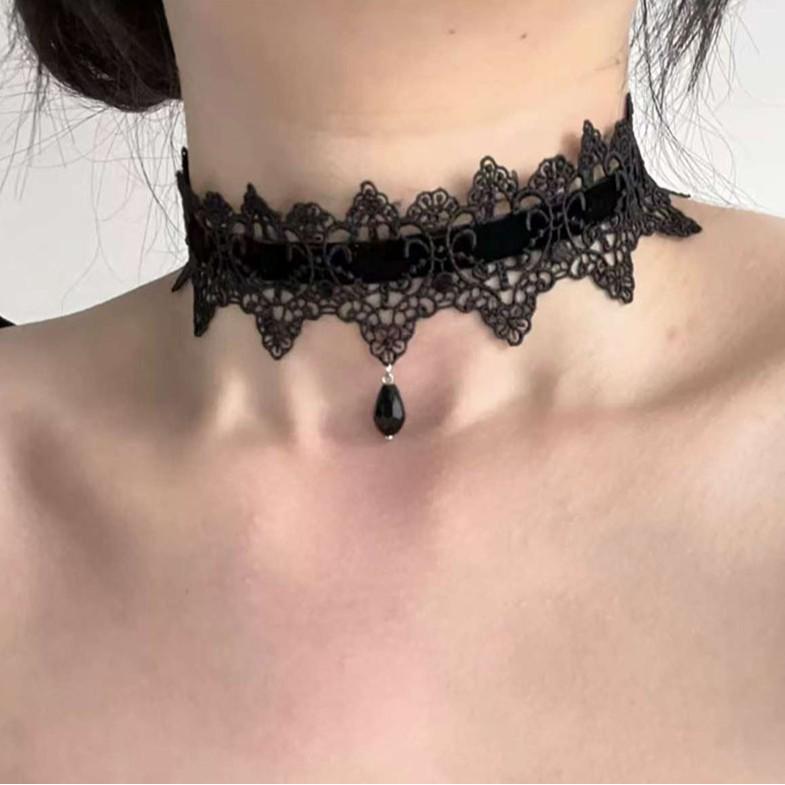 Dámský černý krajkový choker na zavazování - Sexy halloweenský doplněk řetízek na klíční kost