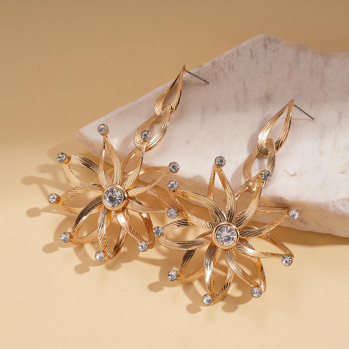 Metal sense diamond chain hollow flower steel needle earrings fashionable personality light luxury earrings