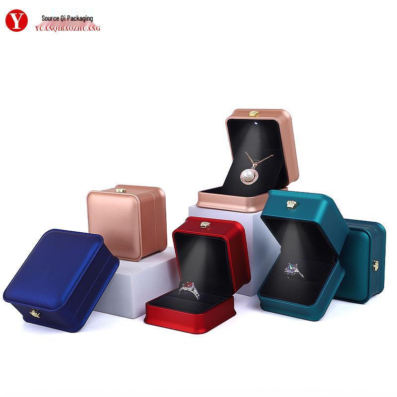 Kronen-LED-Schmuckaufbewahrungsbox für Ringe, Anhänger und Halsketten