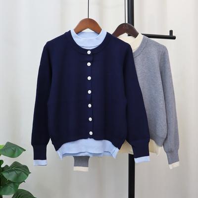 Rundhals-Strickjacke mit Fake-Zweiteiler für Damen, Herbst und Winter, neues lockeres Design mit kontrastierenden Farben, temperamentvoller Pullover-Jacke