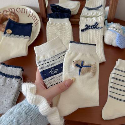 Chaussettes d'automne et d'hiver pour femmes: Chaussettes mi-mollet en coton pur avec accessoires boutons nœud de dessin animé, chaussettes pour femmes en dentelle rétro et simples