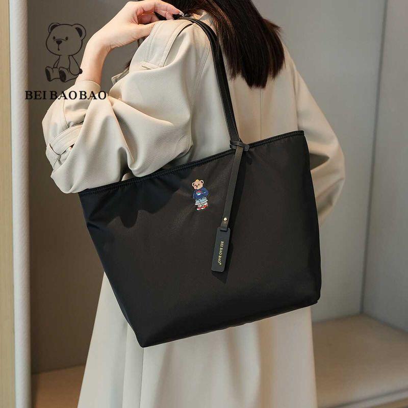 

Bear Embroidery Hand-Carrying Nylon Commuter Tote Black